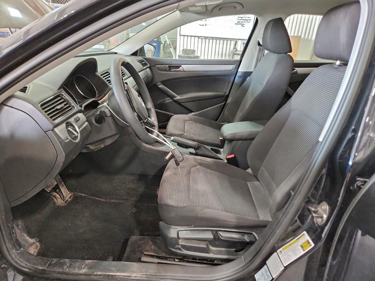 2017 VOLKSWAGEN PASSAT S photo 7