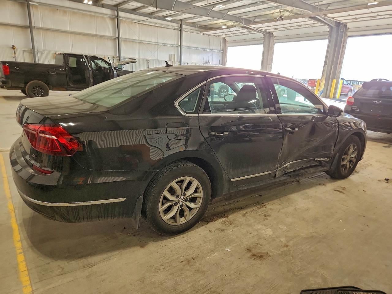 2017 VOLKSWAGEN PASSAT S photo 3