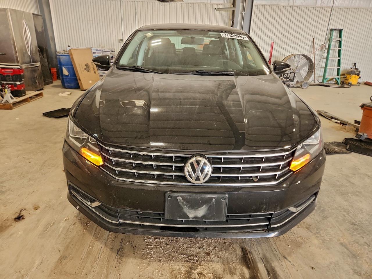 2017 VOLKSWAGEN PASSAT S photo 5