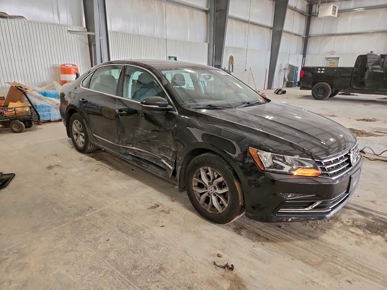2017 VOLKSWAGEN PASSAT S photo 4
