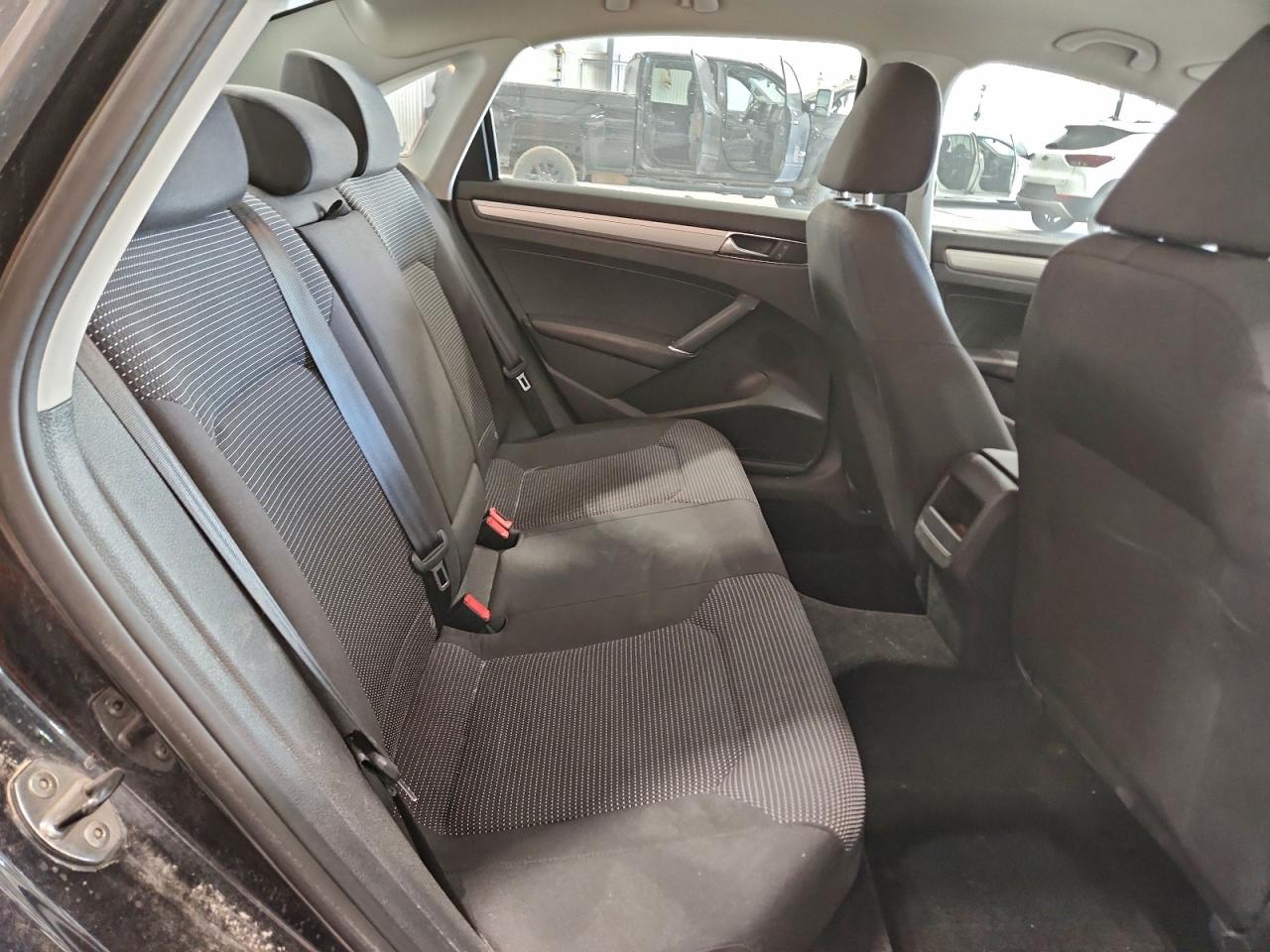 2017 VOLKSWAGEN PASSAT S photo 10