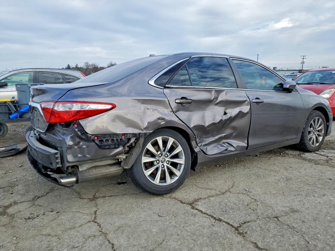 2015 TOYOTA CAMRY LE photo 3