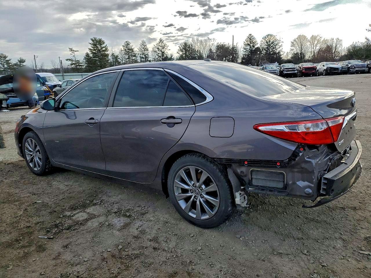 2015 TOYOTA CAMRY LE photo 2