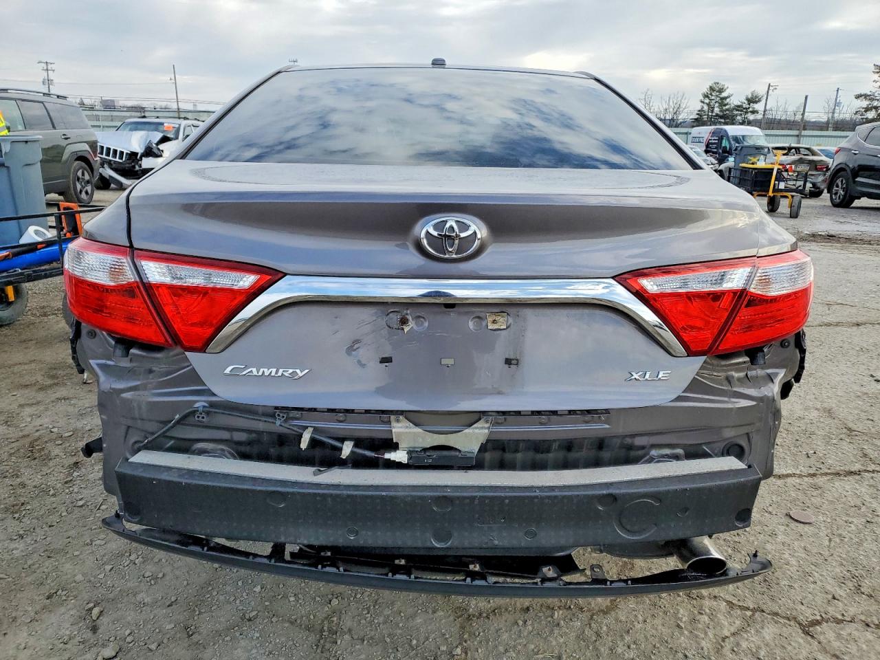 2015 TOYOTA CAMRY LE photo 6