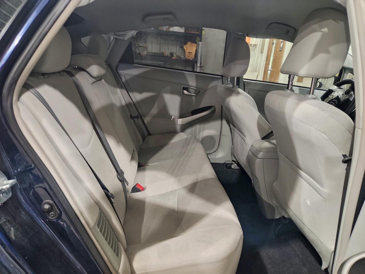 2015 TOYOTA PRIUS photo 28