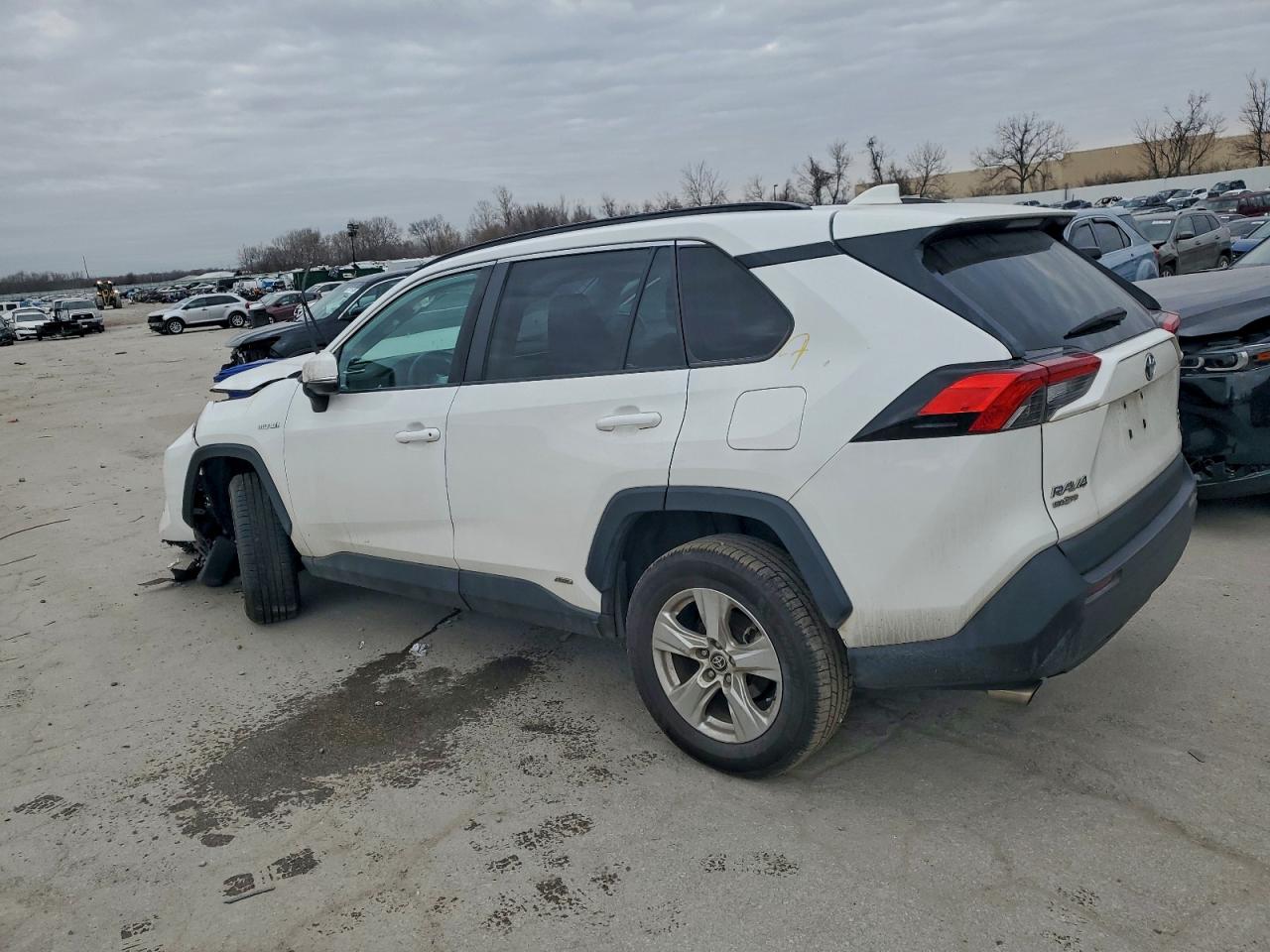 2021 TOYOTA RAV4 XLE photo 2