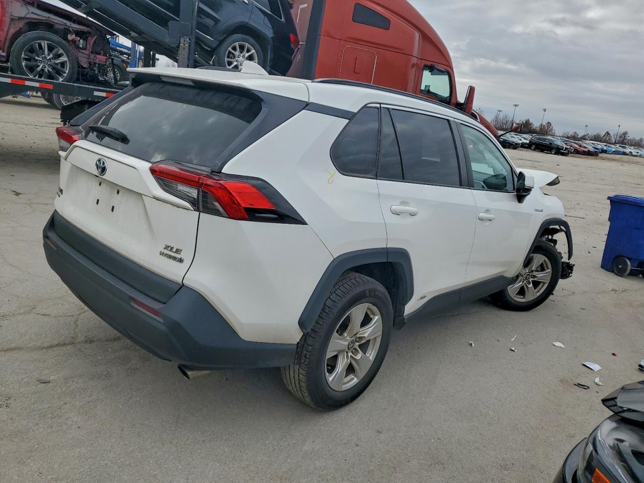 2021 TOYOTA RAV4 XLE photo 3