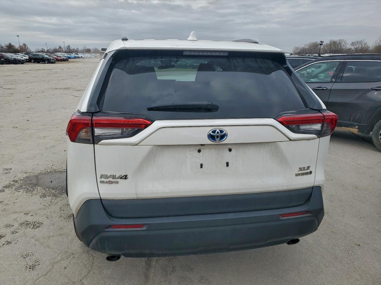 2021 TOYOTA RAV4 XLE photo 6