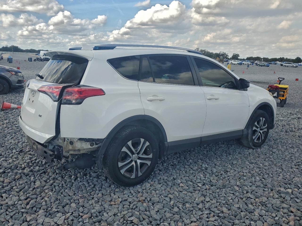 2018 TOYOTA RAV4 LE photo 3