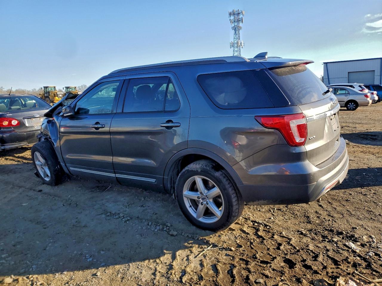 2017 FORD EXPLORER XLT photo 4