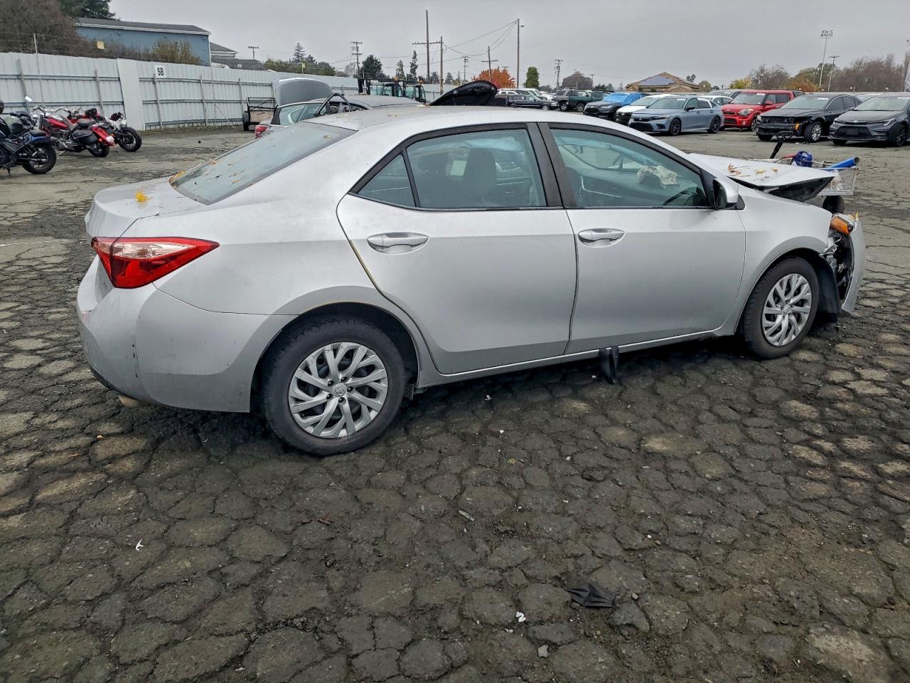 2018 TOYOTA COROLLA L photo 3