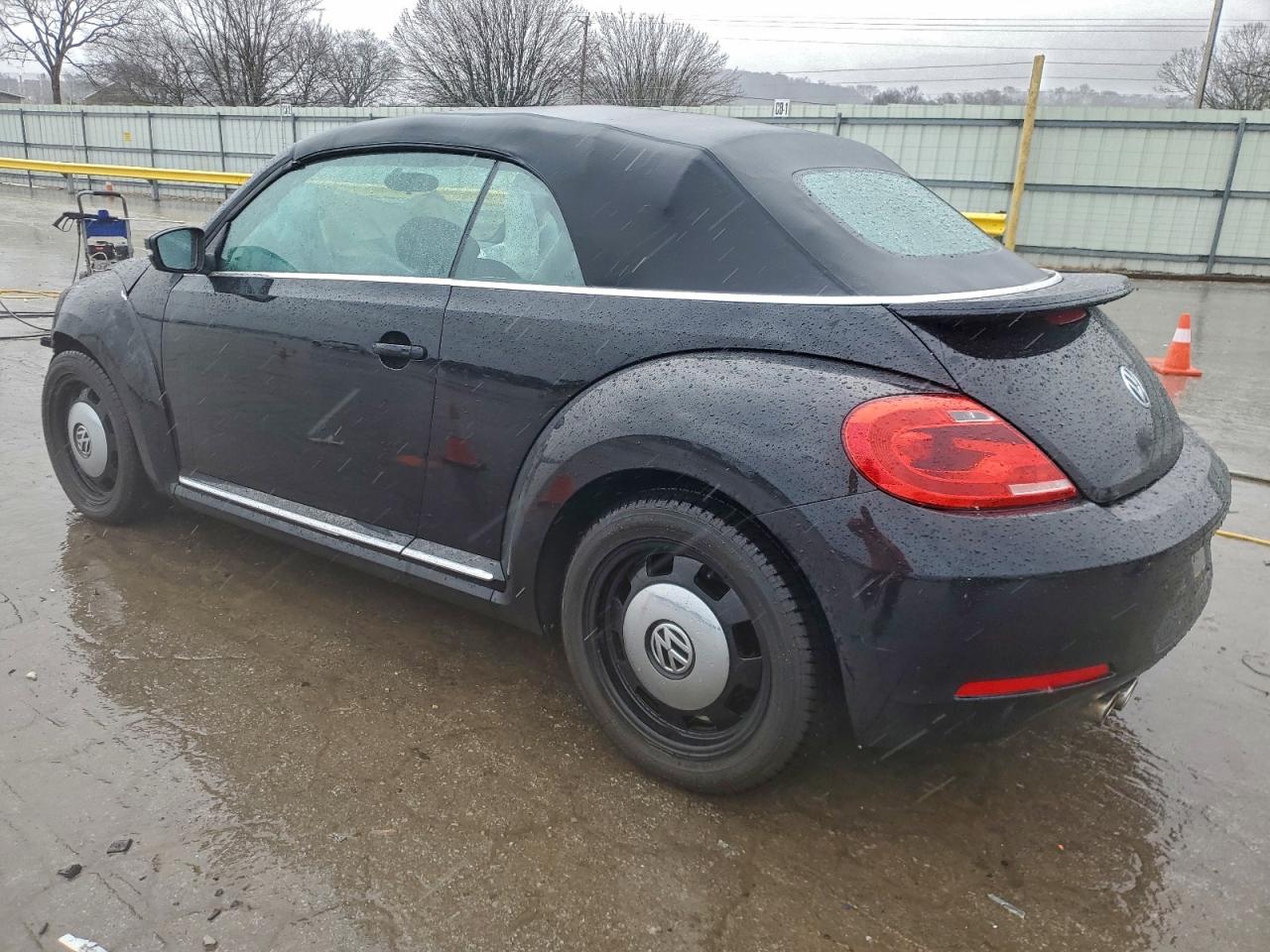 2013 VOLKSWAGEN BEETLE photo 2
