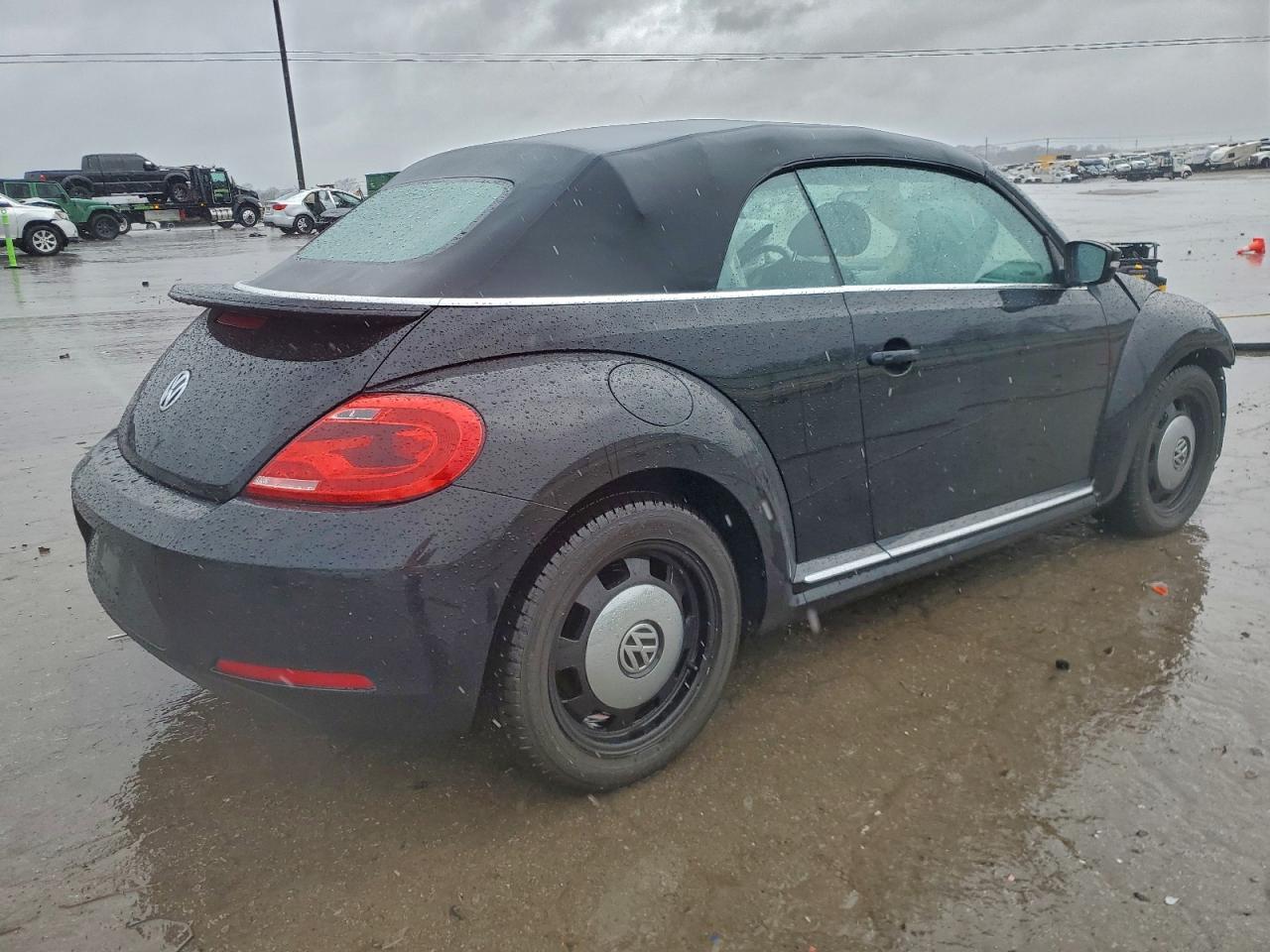 2013 VOLKSWAGEN BEETLE photo 3