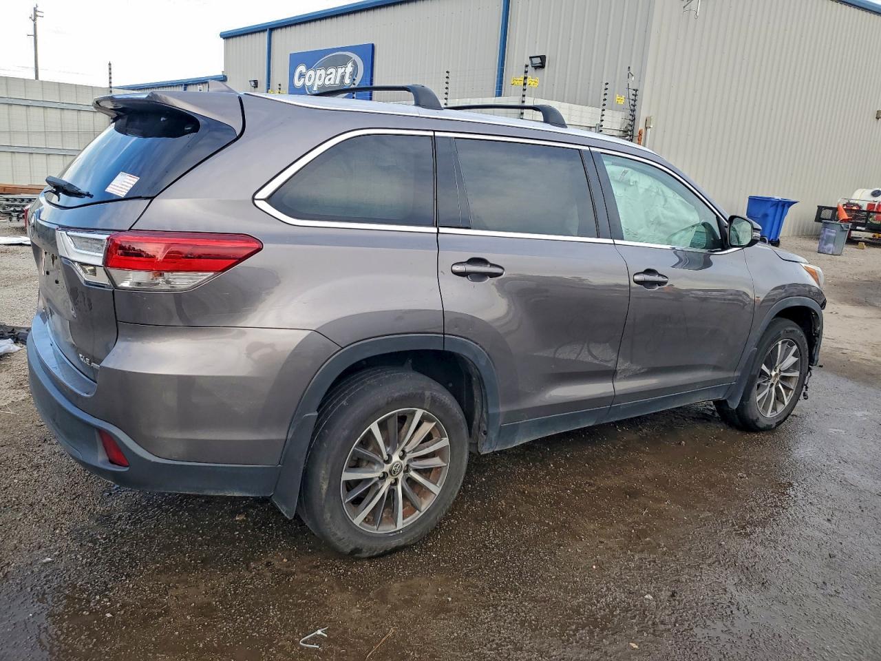 2019 TOYOTA HIGHLANDER XLE photo 3
