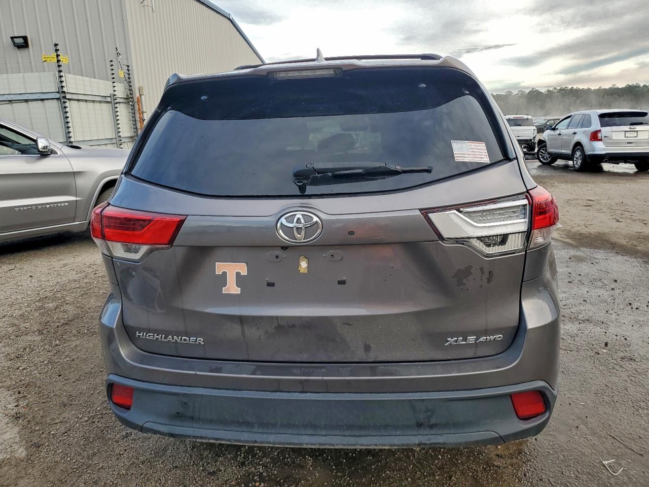 2019 TOYOTA HIGHLANDER XLE photo 6