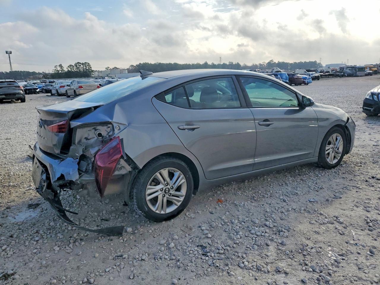 2019 HYUNDAI ELANTRA SEL photo 3
