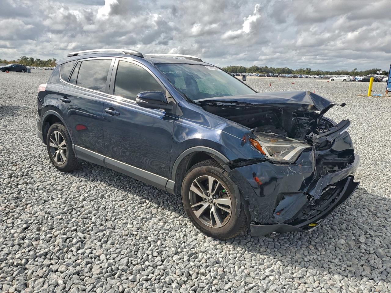 2017 TOYOTA RAV4 XLE photo 4