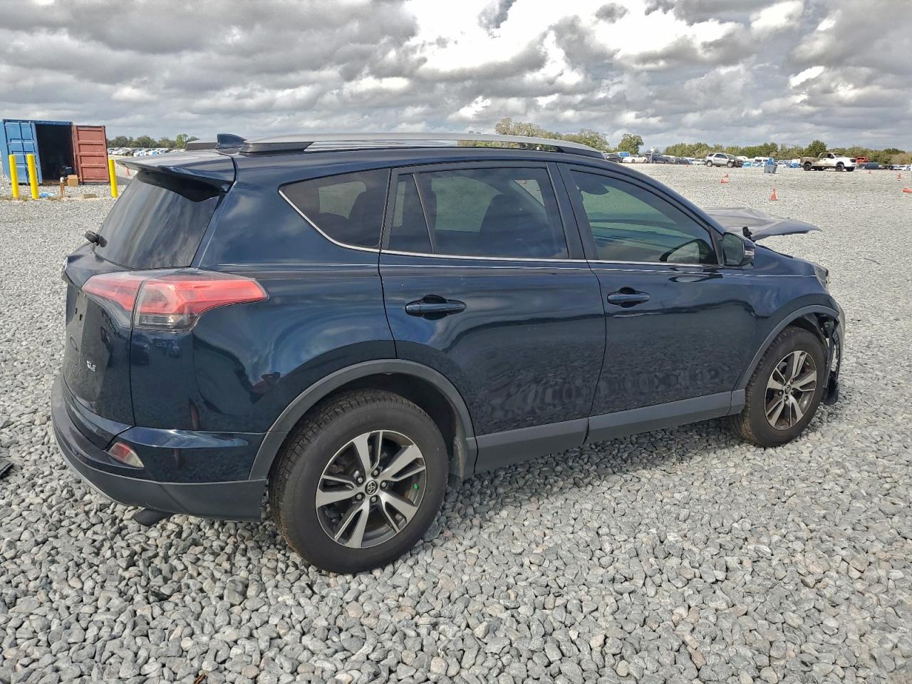 2017 TOYOTA RAV4 XLE photo 3