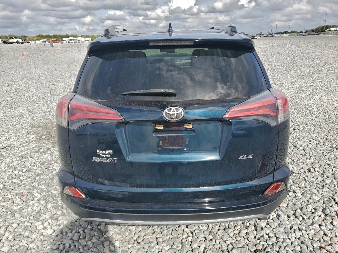 2017 TOYOTA RAV4 XLE photo 6