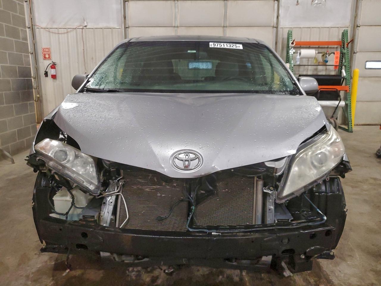 2015 TOYOTA SIENNA XLE photo 5