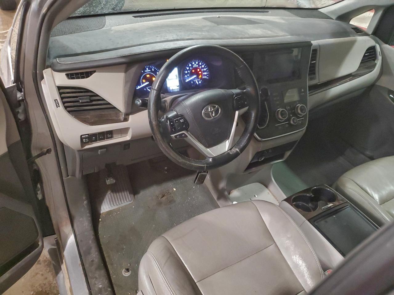2015 TOYOTA SIENNA XLE photo 8