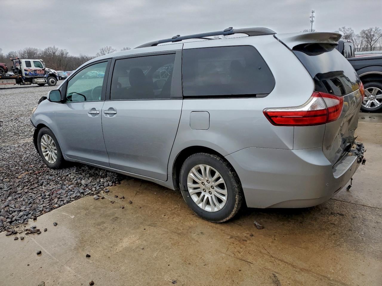 2015 TOYOTA SIENNA XLE photo 2