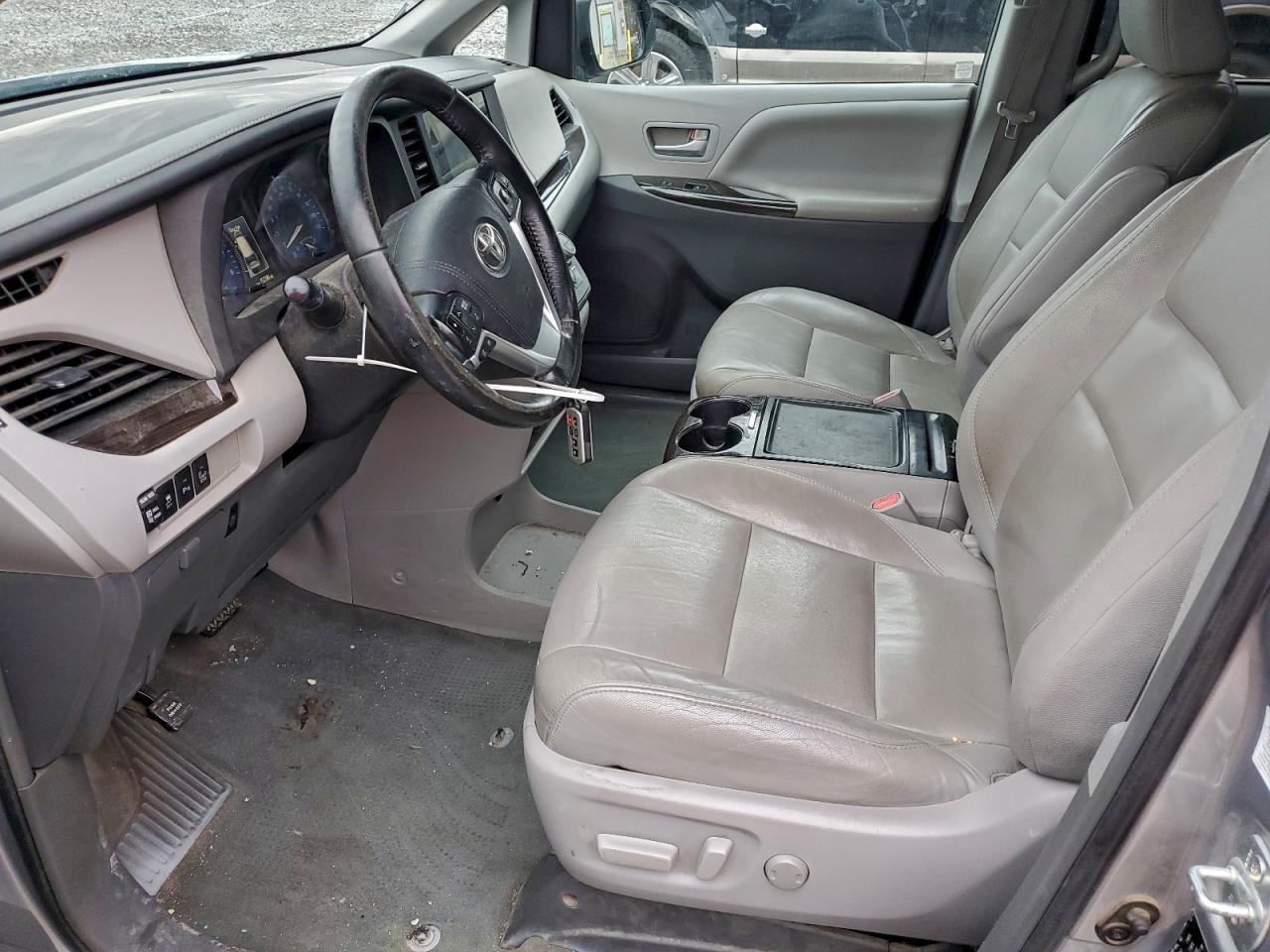 2015 TOYOTA SIENNA XLE photo 7