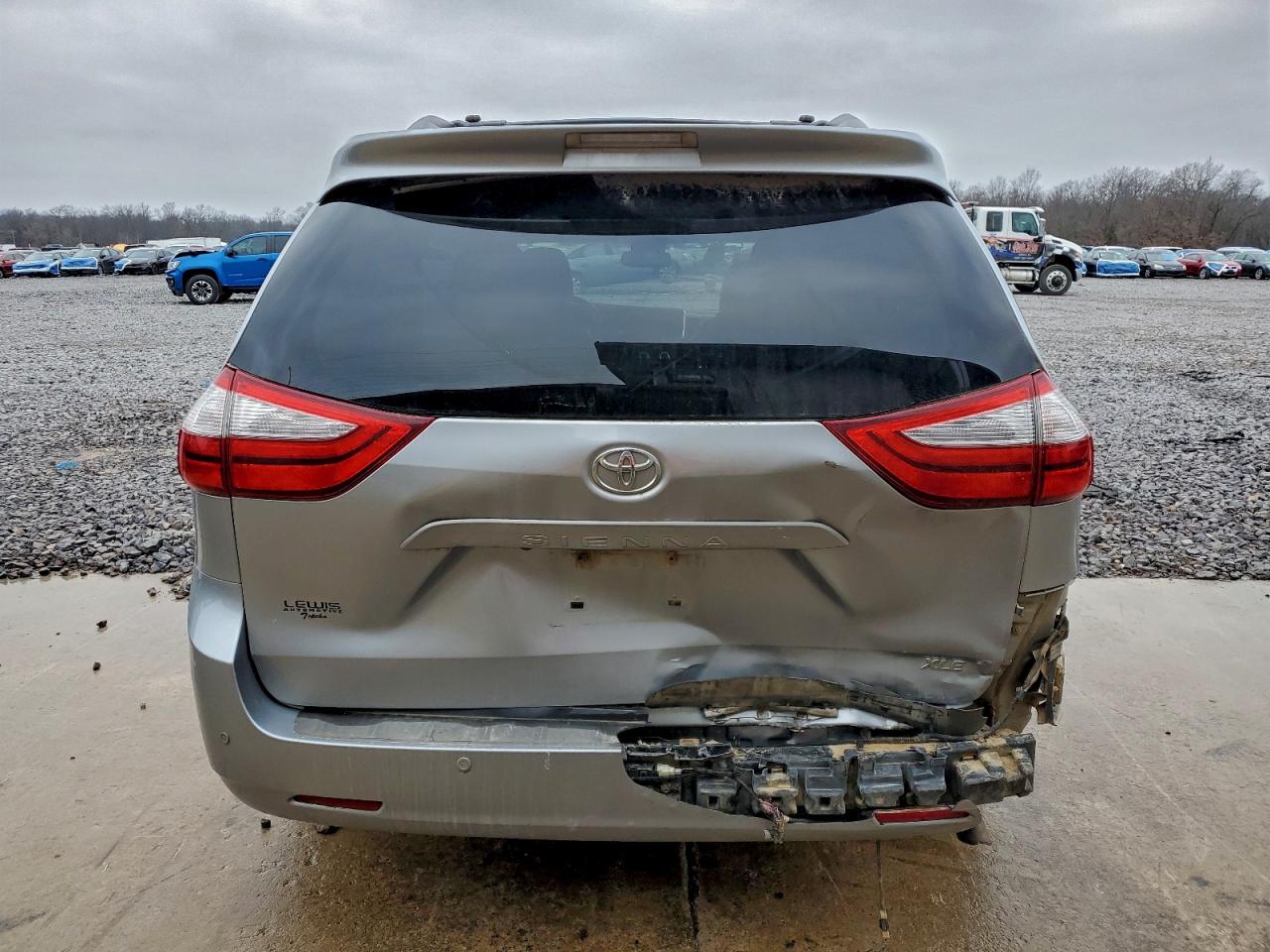 2015 TOYOTA SIENNA XLE photo 6