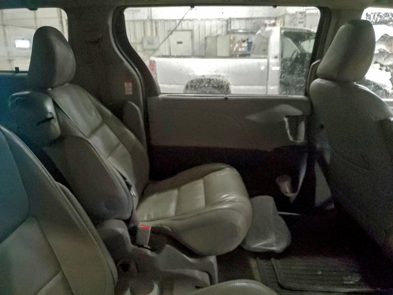 2015 TOYOTA SIENNA XLE photo 11