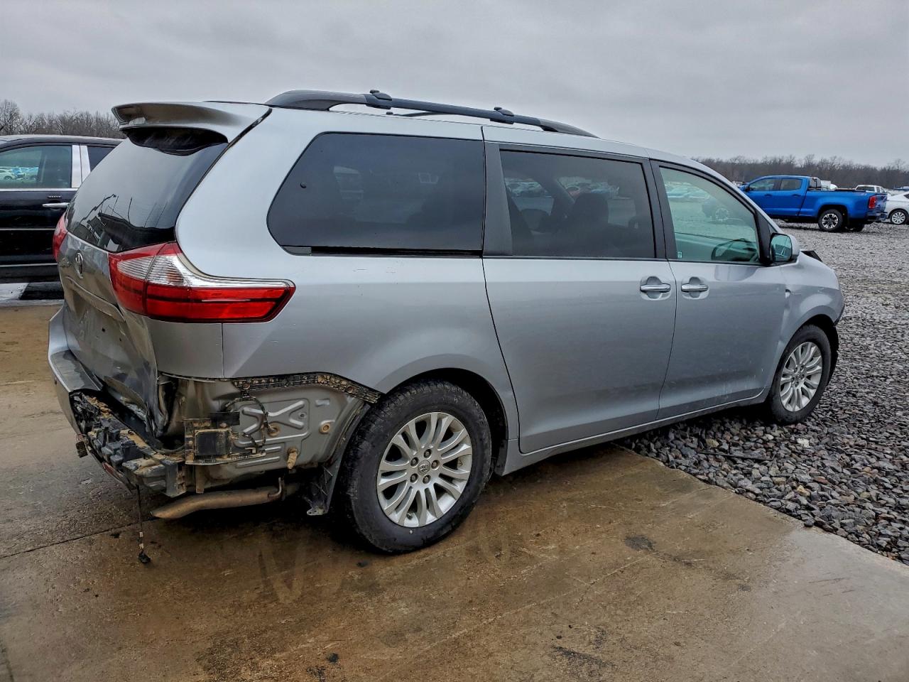 2015 TOYOTA SIENNA XLE photo 3