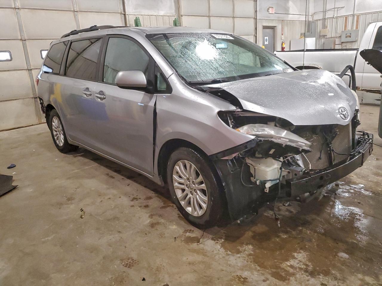2015 TOYOTA SIENNA XLE photo 4