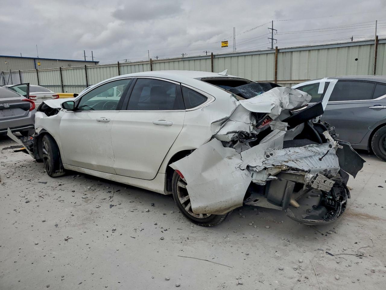 2016 CHRYSLER 200 LIMITED photo 3