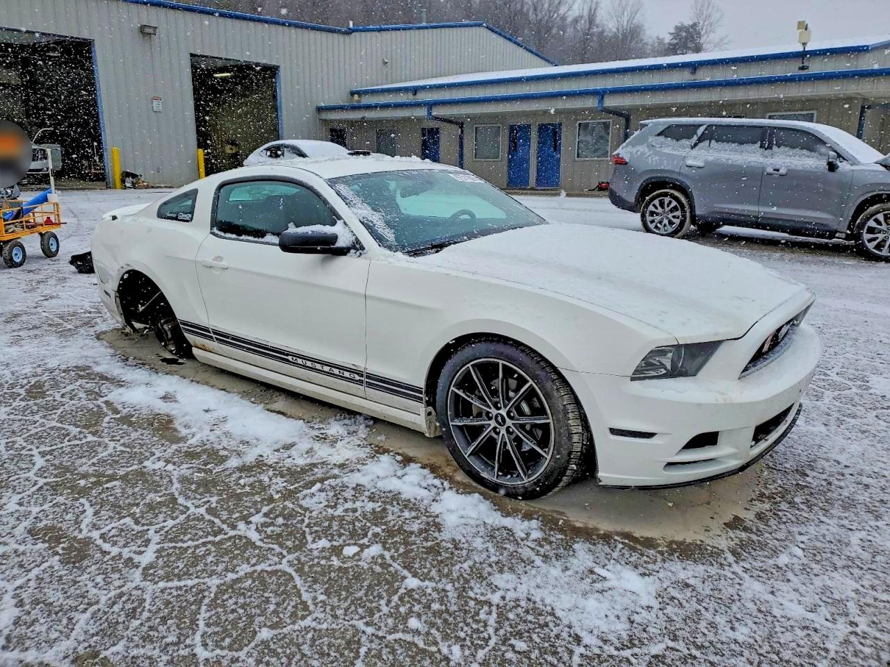 2013 FORD MUSTANG photo 4