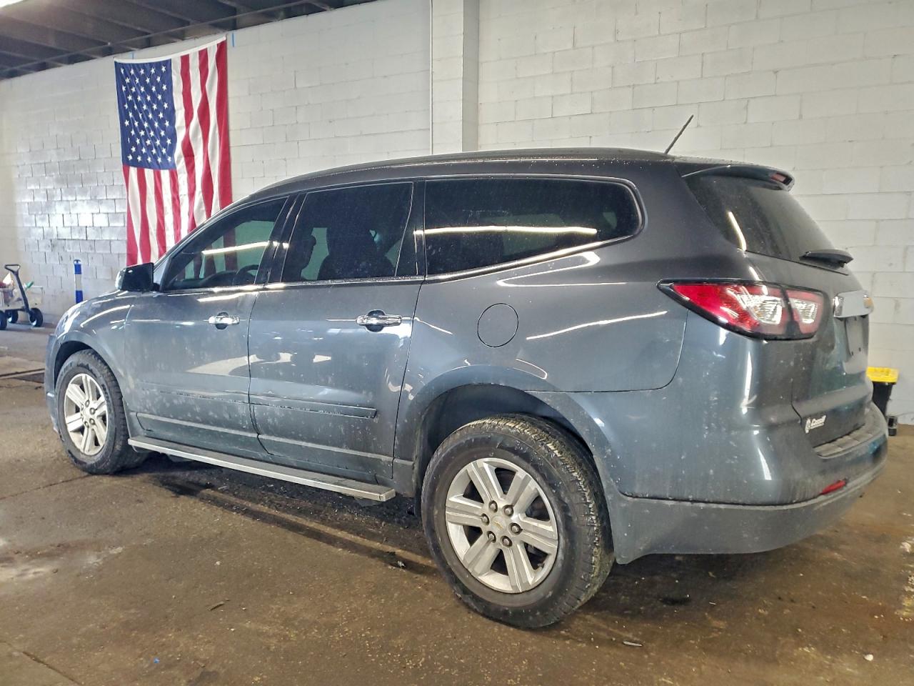 2014 CHEVROLET TRAVERSE LT photo 2