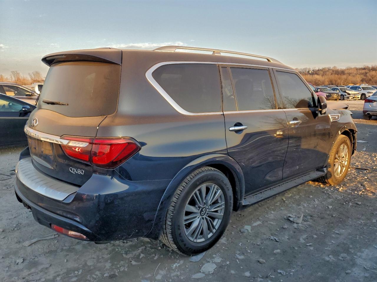 2021 INFINITI QX80 LUXE photo 3