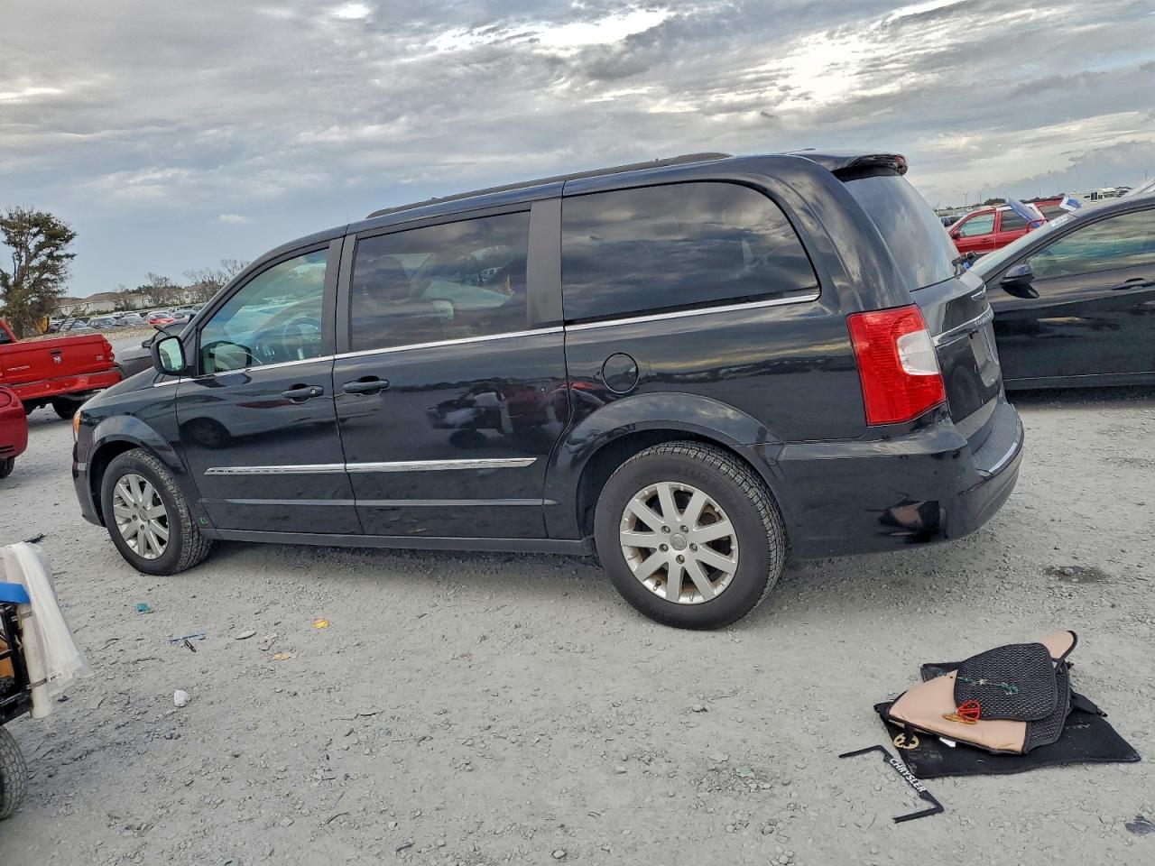 2015 CHRYSLER TOWN & COUNTRY TOURING photo 2