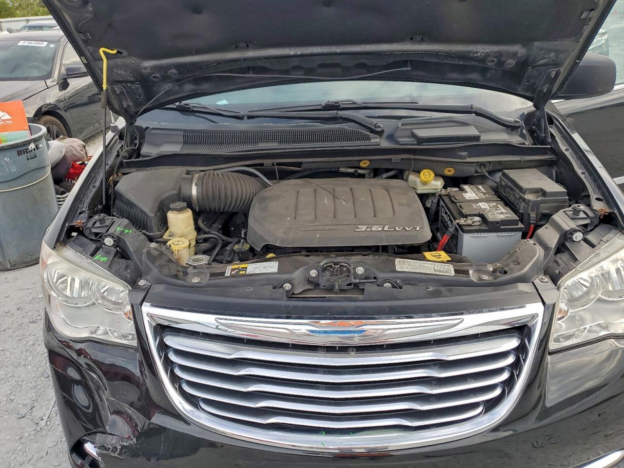 2015 CHRYSLER TOWN & COUNTRY TOURING photo 12