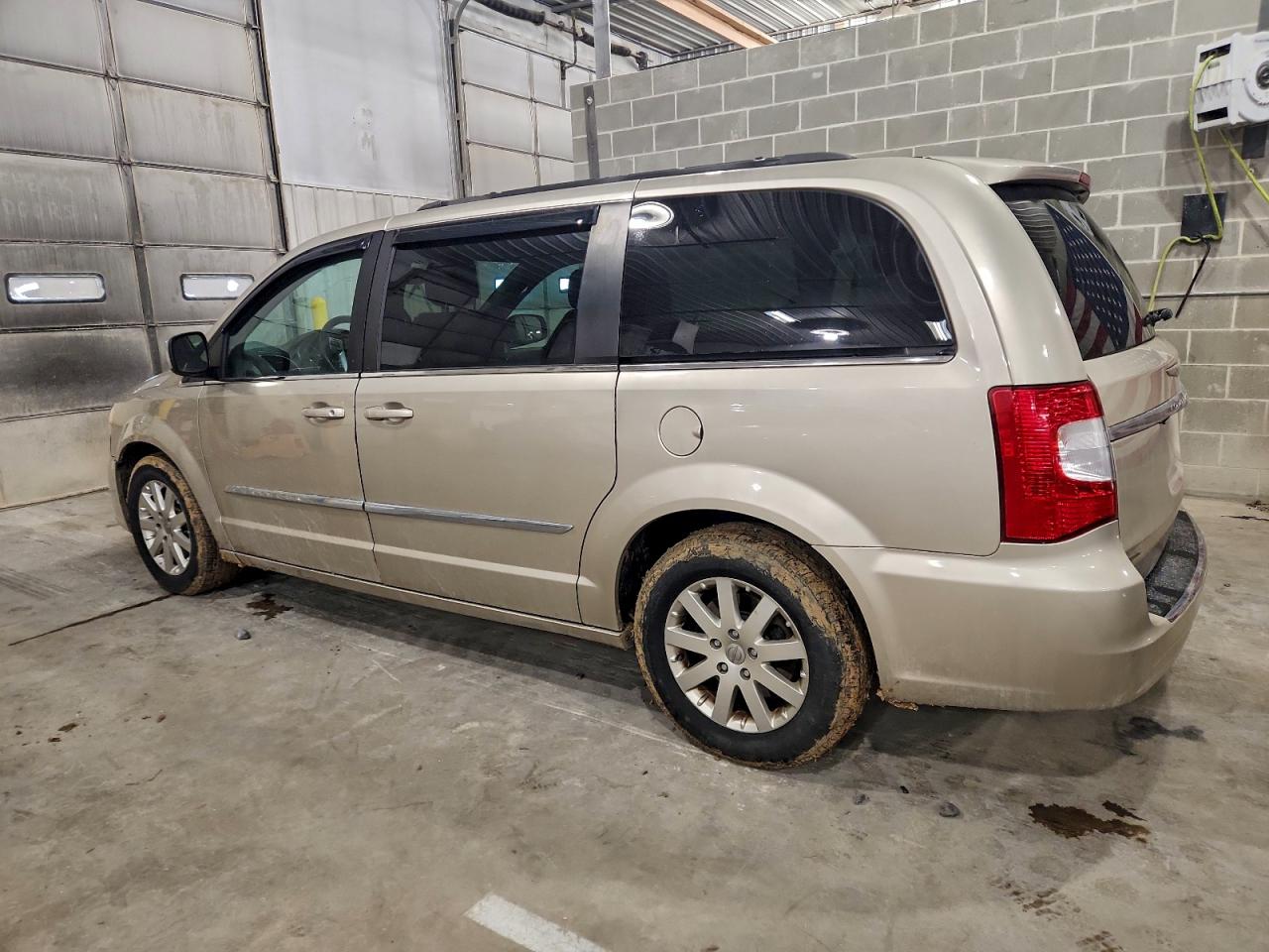 2015 CHRYSLER TOWN & COUNTRY TOURING photo 2