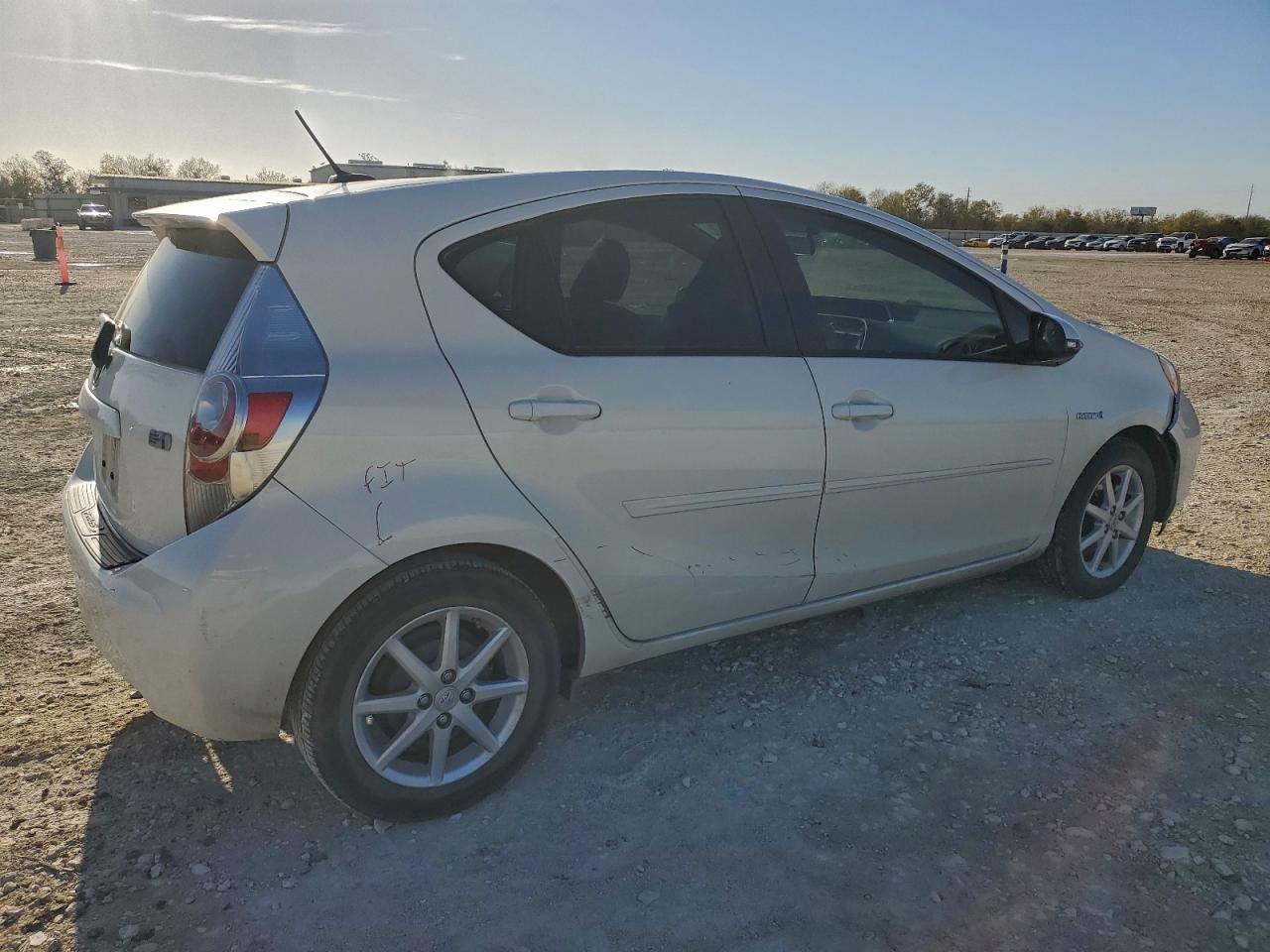 2013 TOYOTA PRIUS C photo 3