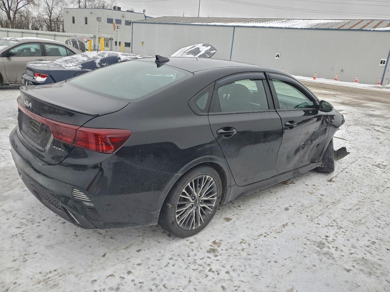 2023 KIA FORTE GT LINE photo 3