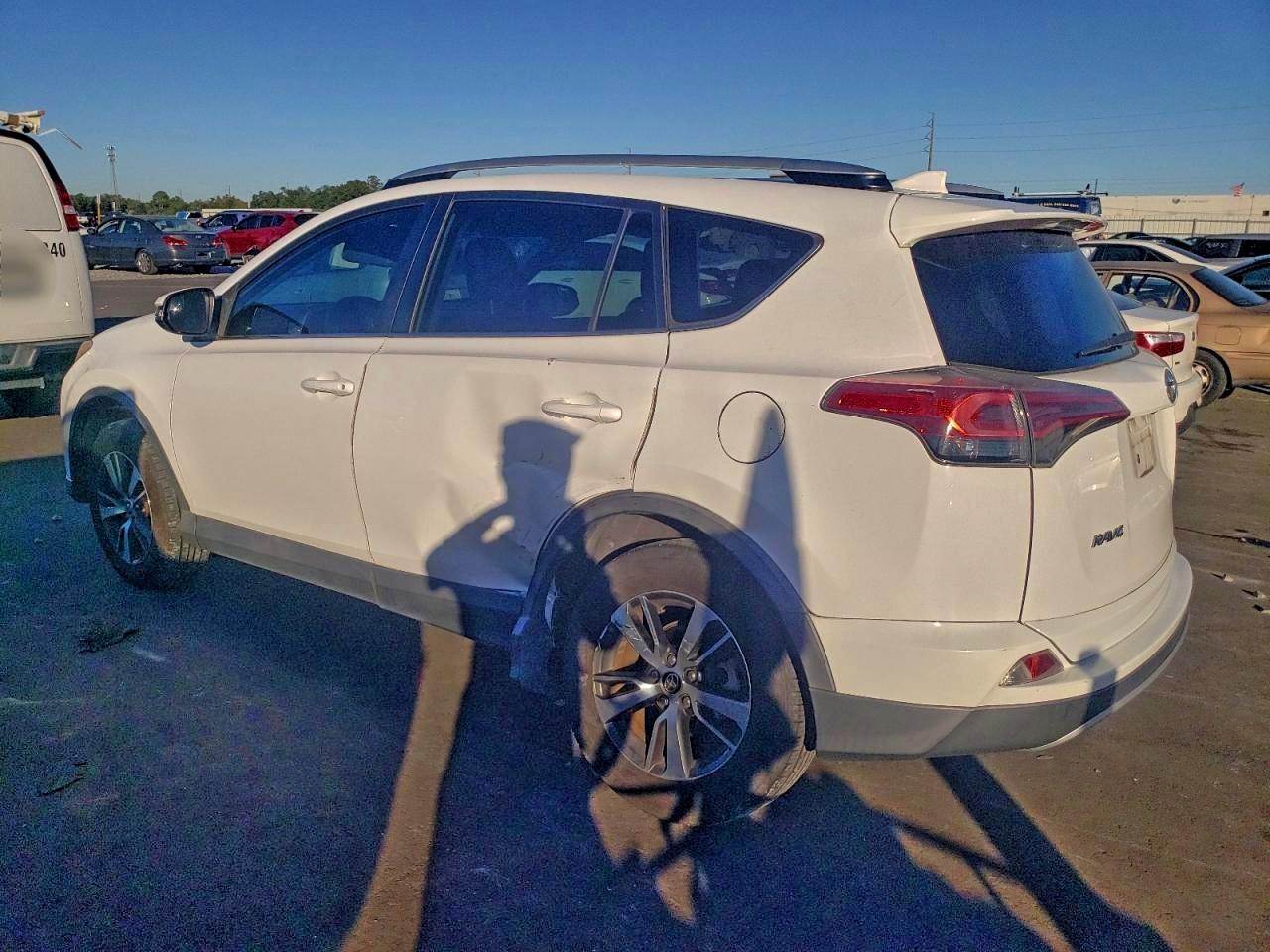 2016 TOYOTA RAV 4 photo 2