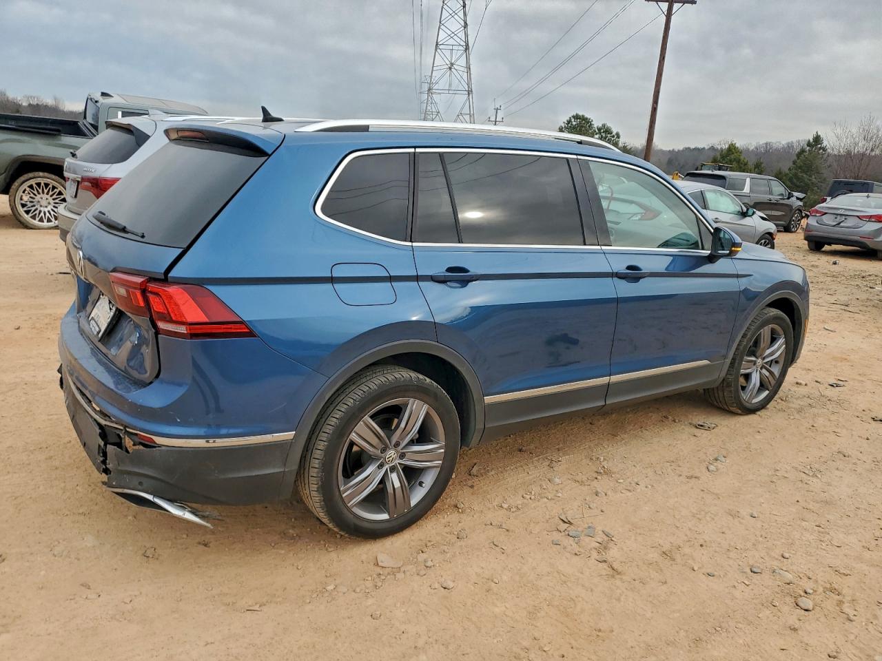 2020 VOLKSWAGEN TIGUAN SE photo 3