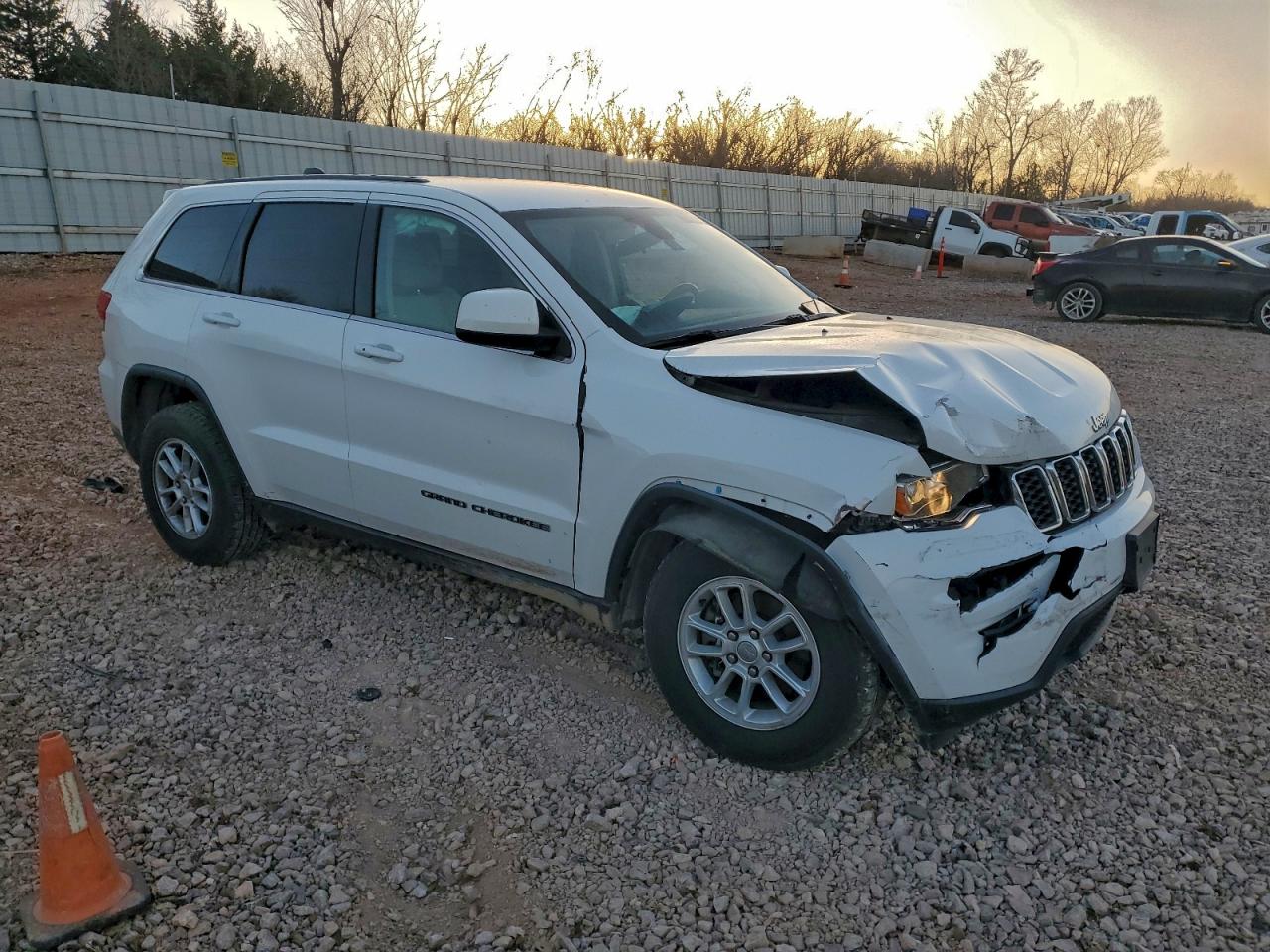 2019 JEEP GRAND CHEROKEE LAREDO photo 4
