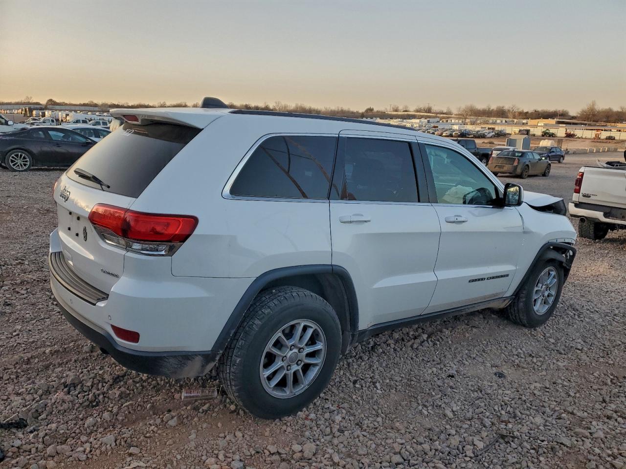 2019 JEEP GRAND CHEROKEE LAREDO photo 3