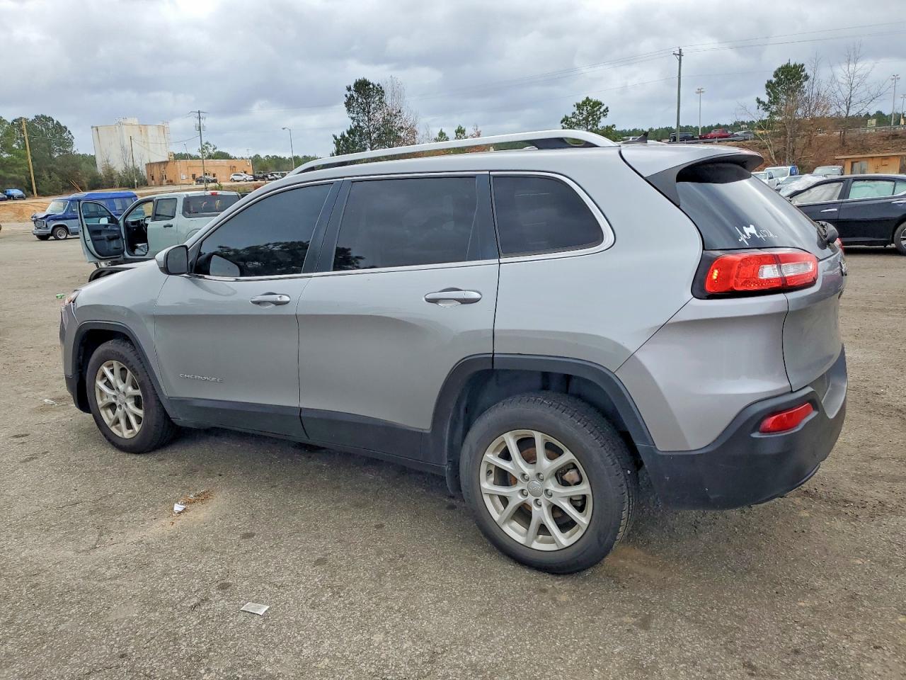 2015 JEEP CHEROKEE LATITUDE photo 2