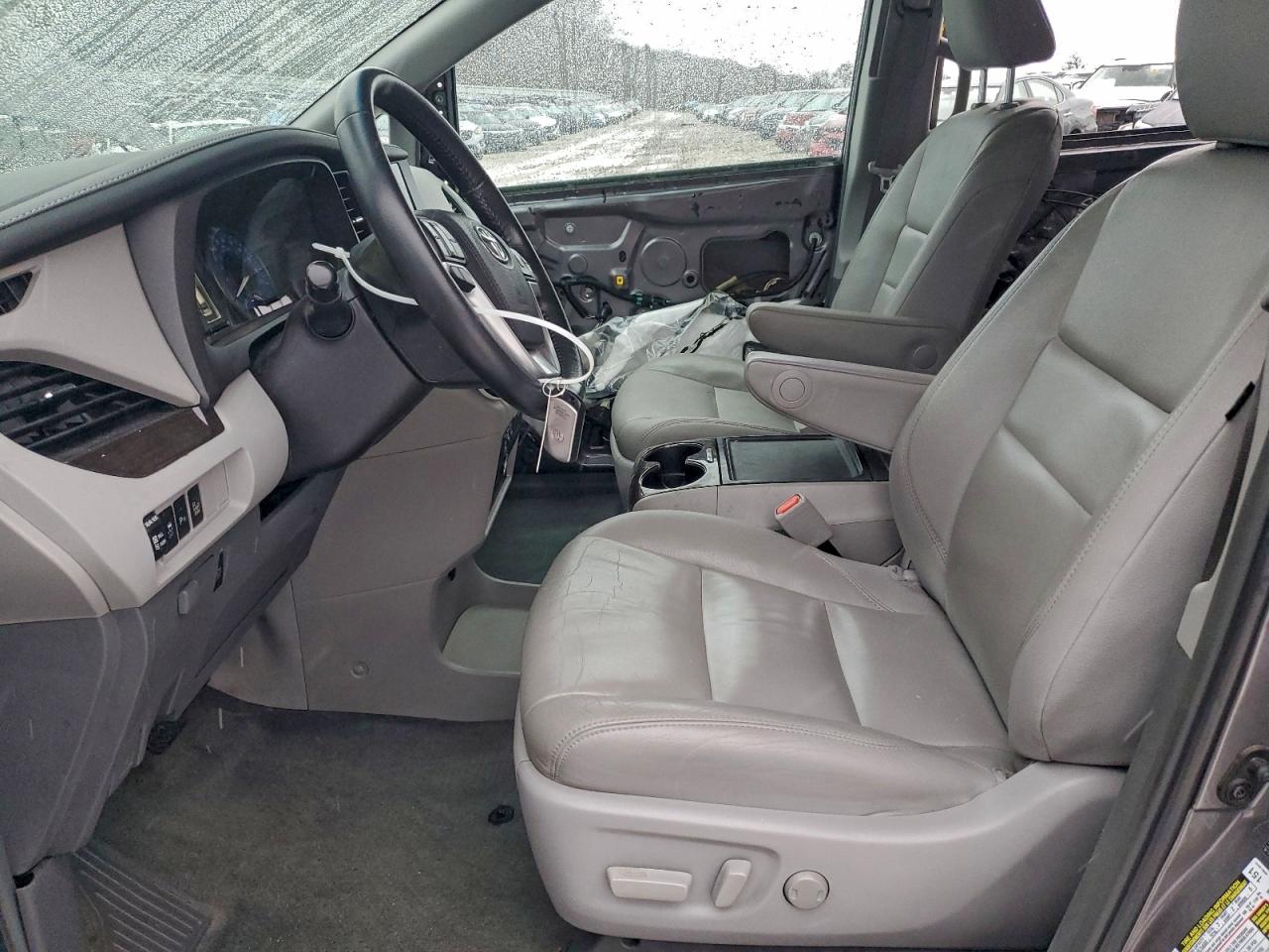 2017 TOYOTA SIENNA XLE photo 7