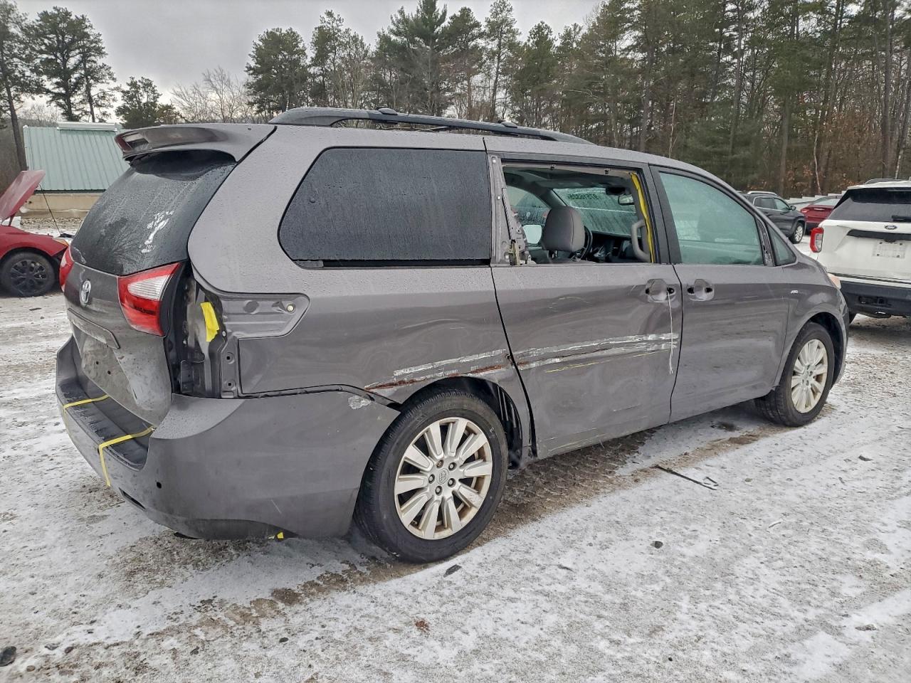 2017 TOYOTA SIENNA XLE photo 3