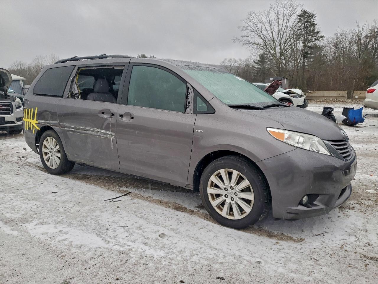 2017 TOYOTA SIENNA XLE photo 4