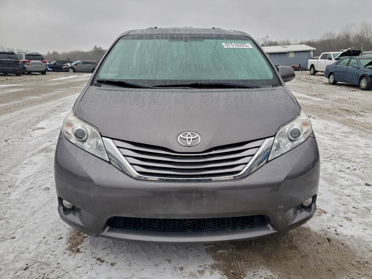 2017 TOYOTA SIENNA XLE photo 5