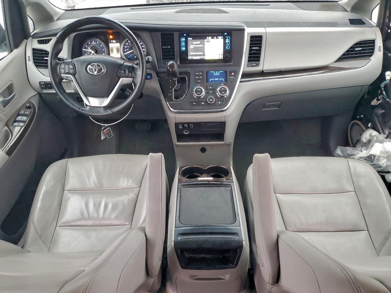 2017 TOYOTA SIENNA XLE photo 8